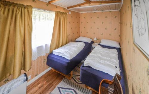 阿伦达尔Beach Front Home In Frvik With House Sea View的小型客房 - 带2张床和窗户
