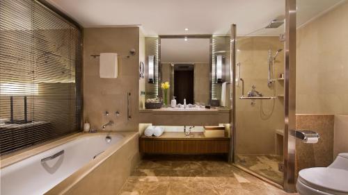 滨海新区天津泰达万豪行政公寓的带浴缸、盥洗盆和卫生间的浴室