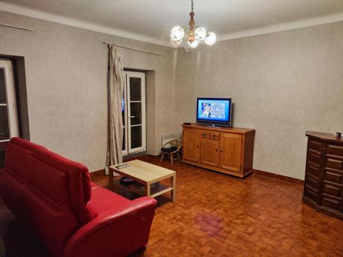 尼斯Chambre privée Place Garibaldi nice的客厅配有红色沙发和电视