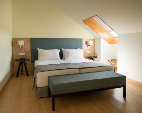阿兰扎达Pousada A Lanzada的一间卧室配有一张大床和绿色床头板