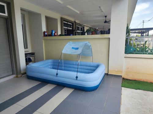 昔加末homestay sayangku islam的阳台的蓝色充气沙发
