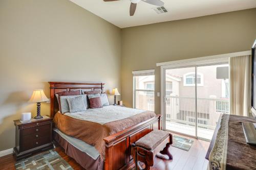 拉斯维加斯Las Vegas Vacation Rental with Pool Access的一间卧室设有一张床和一个阳台