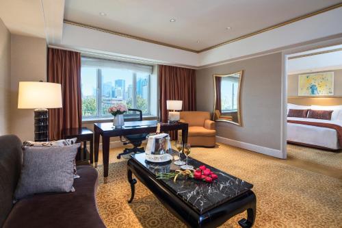 北京北京瑞吉酒店的酒店客房带起居室,带一张床。