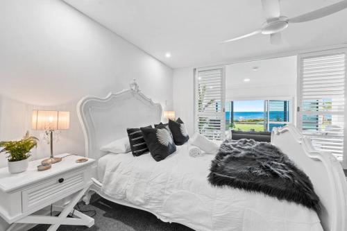 曼哲拉Villa by the Sea的白色卧室配有白色的床和书桌