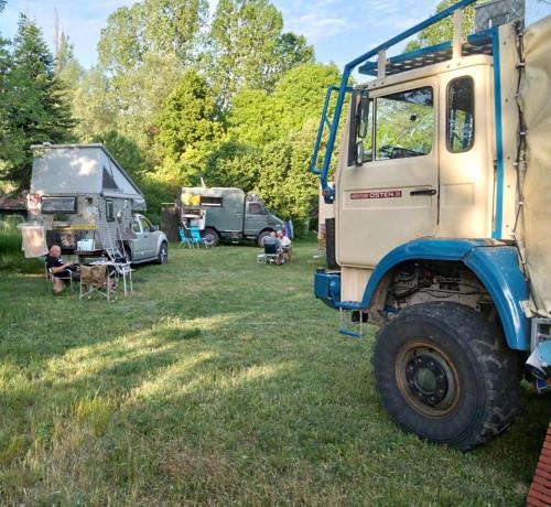 达达伊Balabanağa Çiftliği Camping的停在一个有帐篷的田野里的卡车