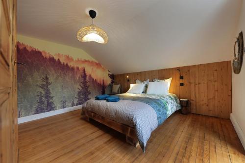 热拉梅Granit'Home的卧室配有一张床,墙上挂有绘画作品