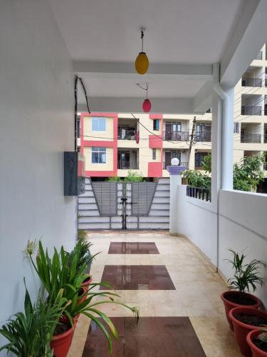 贾巴尔普尔Leela Homestay Jabalpur - Lily - 2 BHK Luxury appartment的客房设有带植物和建筑的阳台。