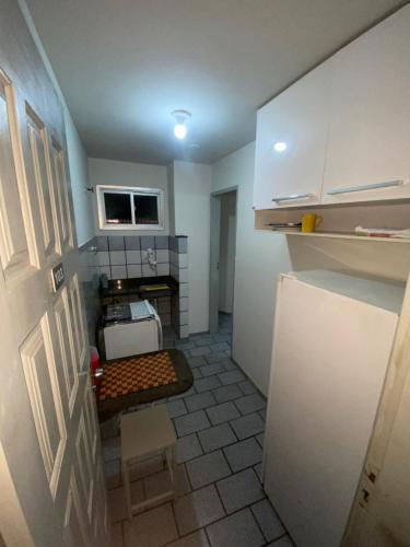 维多利亚Flat Aeroporto vitoria的小厨房配有冰箱和微波炉。