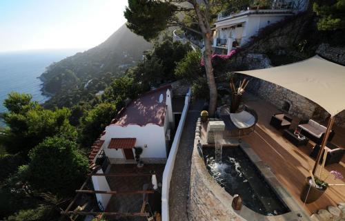 圣费利切-奇尔切奥Claro De Lua Circeo B&B的享有带游泳池的房屋的空中景致