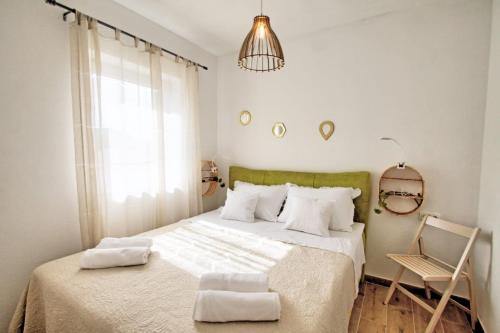 维尼埃拉茨Apartments Kondrić的一间卧室配有一张带两个白色枕头的大床