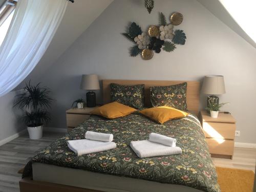 MālpilsAtpūta Mālpilī的一间卧室配有一张带两个枕头的床