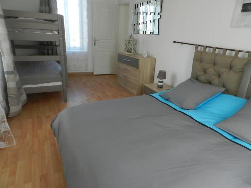 滨海圣洛朗伊基奇图塔度假屋的一间卧室配有一张床和一张双层床。