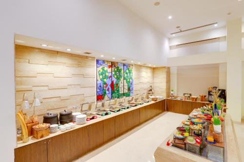 古尔冈古尔冈柠檬树高级酒店的一间展示食物的柜台餐厅