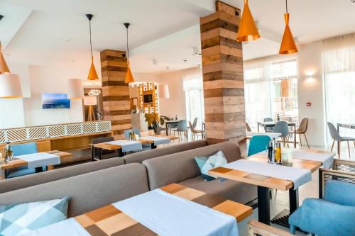 内塞伯尔St. Panteleimon Beach Hotel的一间带沙发和桌椅的餐厅