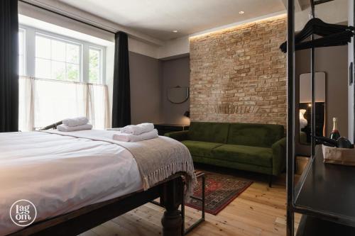 巴利卡斯尔StayLagom的一间卧室配有一张床和一张绿色沙发