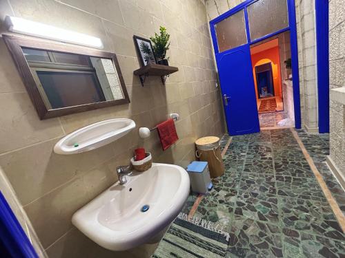 安曼Medusa Home Stay的一间带水槽和蓝色门的浴室