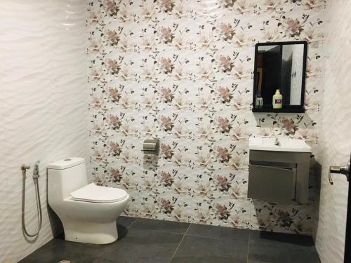 丹那拉打Tekoma Resort Cameron Highlands的一间带卫生间和水槽的浴室
