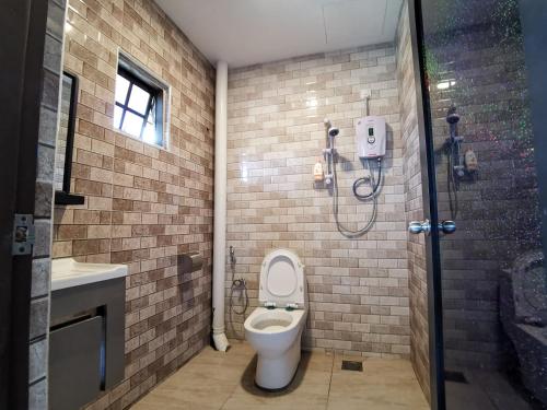 丹那拉打Tekoma Resort Cameron Highlands的带淋浴、卫生间和盥洗盆的浴室