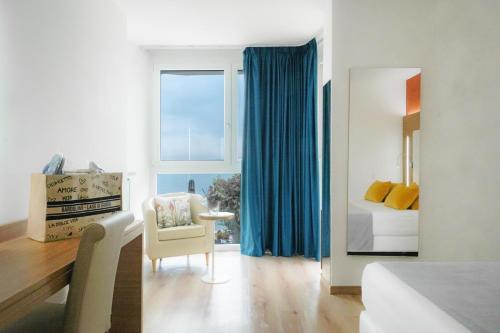 巴多利诺科瑞思国际酒店的卧室配有床、椅子和窗户。