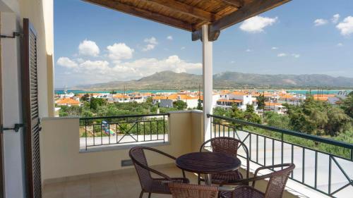 艾拉方索斯贝尔多西斯酒店的设有一个配有桌椅并享有美景的阳台。
