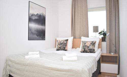 隆德Apartments Lund的卧室配有一张带白色床单和枕头的大床。
