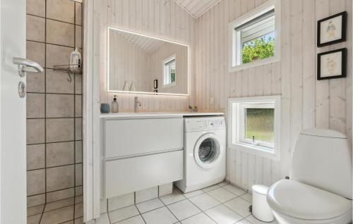 阿灵厄Lovely Home In Allinge With Wifi的白色洗衣房配有洗衣机和烘干机