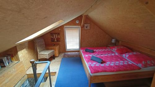 多乌德莱比靠近捷克布杰约维采的多德里贝山林小屋的阁楼卧室配有红色床