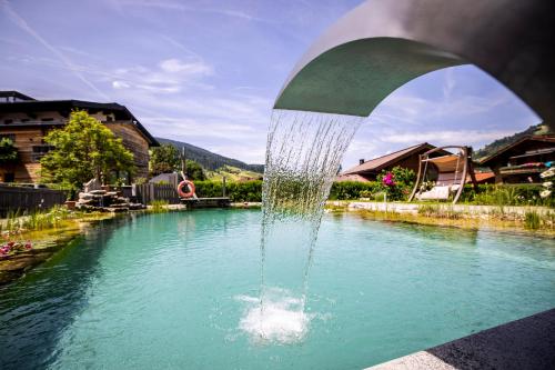 瓦格赖恩Landhaus Rustika的水池中央的喷泉