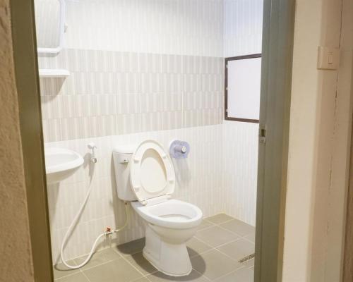 清迈Airport A1 Hotel的一间带卫生间和水槽的浴室