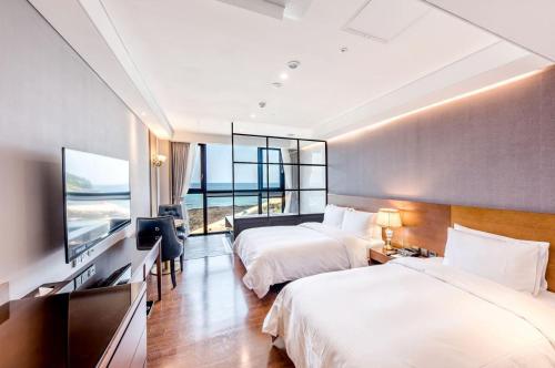 济州市达因海洋酒店的酒店客房设有两张床和一台平面电视。