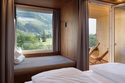 卡迪皮特拉Alpine Life Hotel Anabel的卧室设有山景窗户