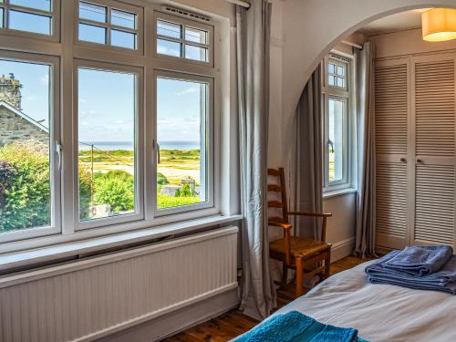 哈雷克Gorwel的一间卧室设有海景窗户