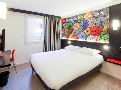 弗莱尔弗莱尔宜必思尚品酒店的酒店客房,设有床铺和彩色玻璃墙