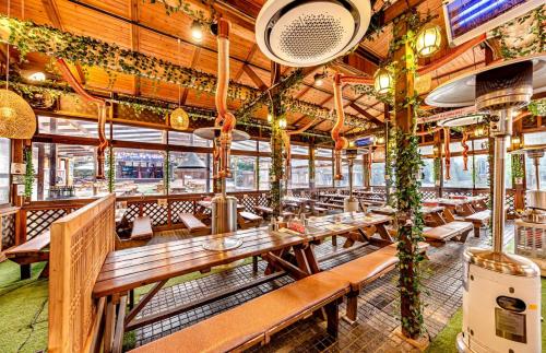 济州市戴恩度假村的大楼内的餐厅,配有木桌和椅子