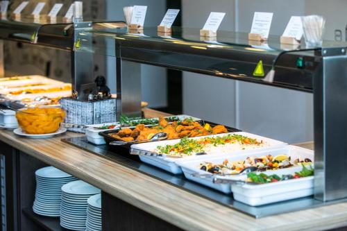 赛特古特哈德圣哥达瑟米酒店&会议的包含多种不同食物的自助餐