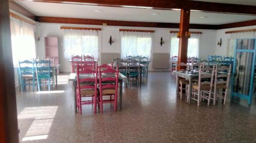 托尔德拉Rural Sant Llop的一间用餐室,里面配有红色的椅子和桌子