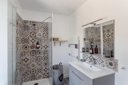 康卡勒La Maison de Louise - Superbe maison avec patio的浴室配有卫生间、盥洗盆和淋浴。