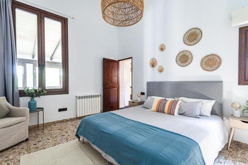 马略卡岛帕尔马Villa Molinar的一间卧室配有一张大床和一张沙发