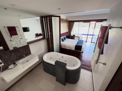 曾蒙海滩Samui Mekkala Resort的带浴缸的浴室和卧室