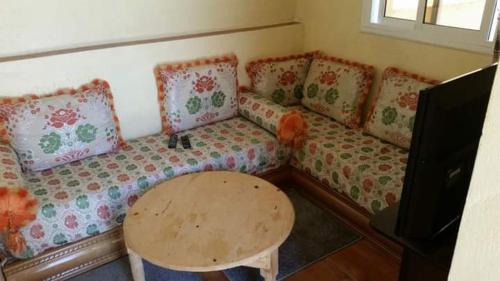 艾西拉ESCAPADE Assilah的客厅配有沙发和桌子