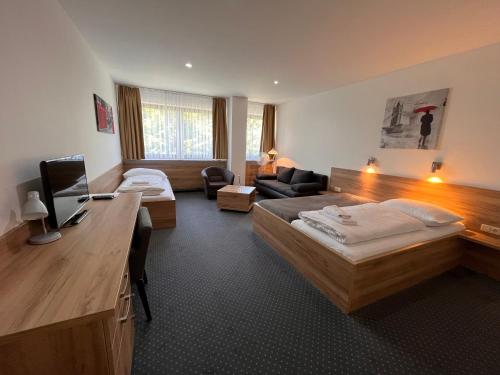 瓦拉什斯凯梅济日奇Sport HOTEL Centrum的酒店客房配有两张床和一张书桌