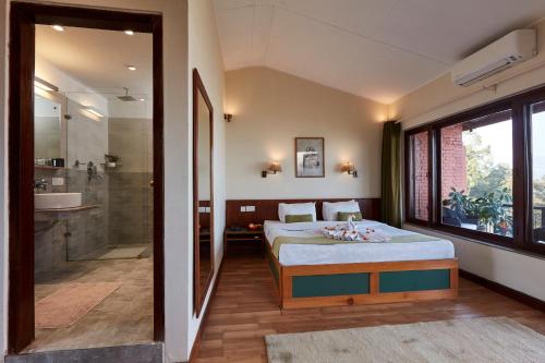 图利凯尔杜利克尔度假酒店的一间卧室配有一张床,浴室设有淋浴。