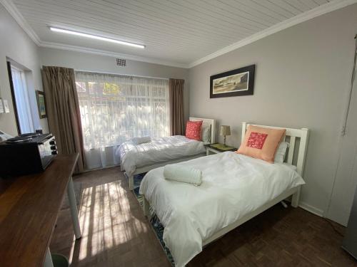 阿尔伯顿Fuhri Road Apartments Madison House的客房设有两张床和窗户。