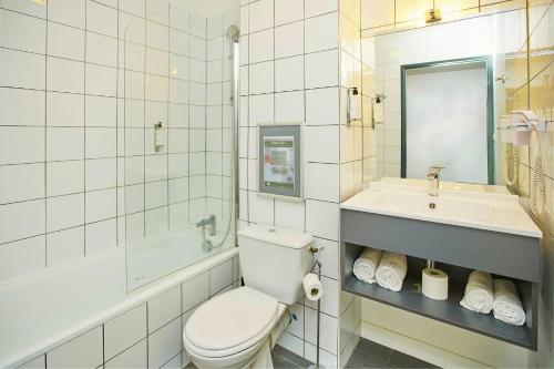 图卢兹Sporting House Hôtel的白色的浴室设有卫生间和水槽。