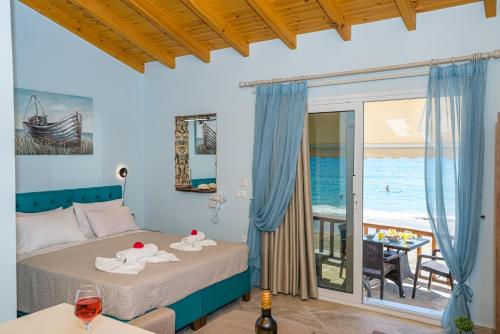 阿齐欧斯·贡多斯Elena's Seaside Apartments & Studios的一间卧室设有一张床,享有海景