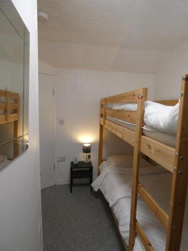梅瑟蒂德菲尔Bridge Street En Suite Rooms的客房设有两张双层床和一盏灯。