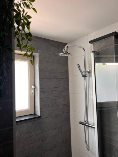 赞丹Casa Xabia的带淋浴的浴室,配有窗户和玻璃门