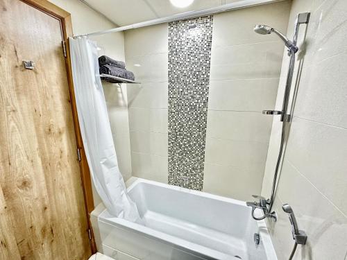 迪拜Dubai Marina Continental tower的带淋浴、浴缸和卫生间的浴室