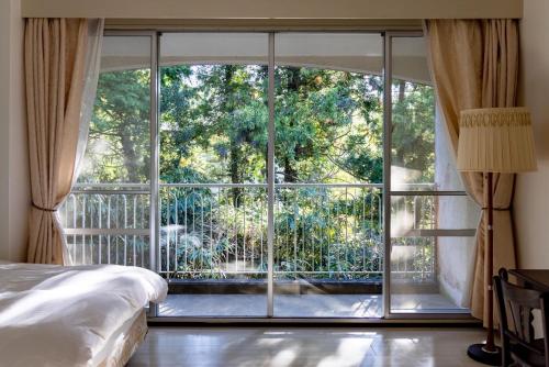 志摩市B&B Retreat志摩的一间卧室设有美景大窗户