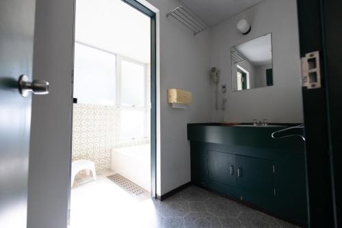 志摩市B&B Retreat志摩的一间带水槽、浴缸和镜子的浴室